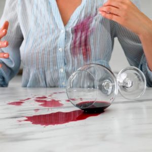 Como tirar nódoas de vinho tinto